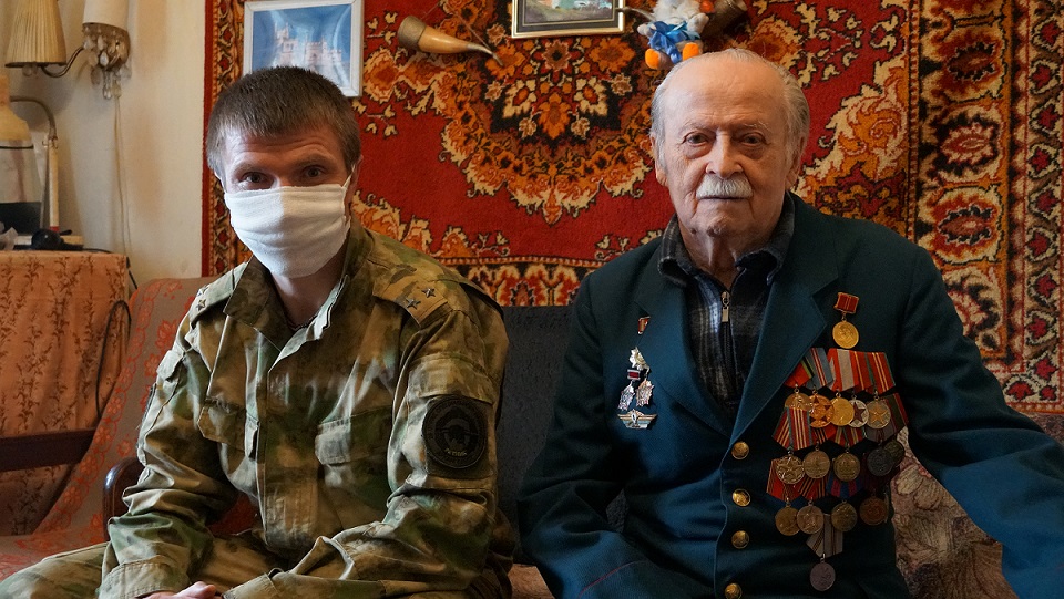 В Архангельске Росгвардейцы поздравляют ветеранов войны